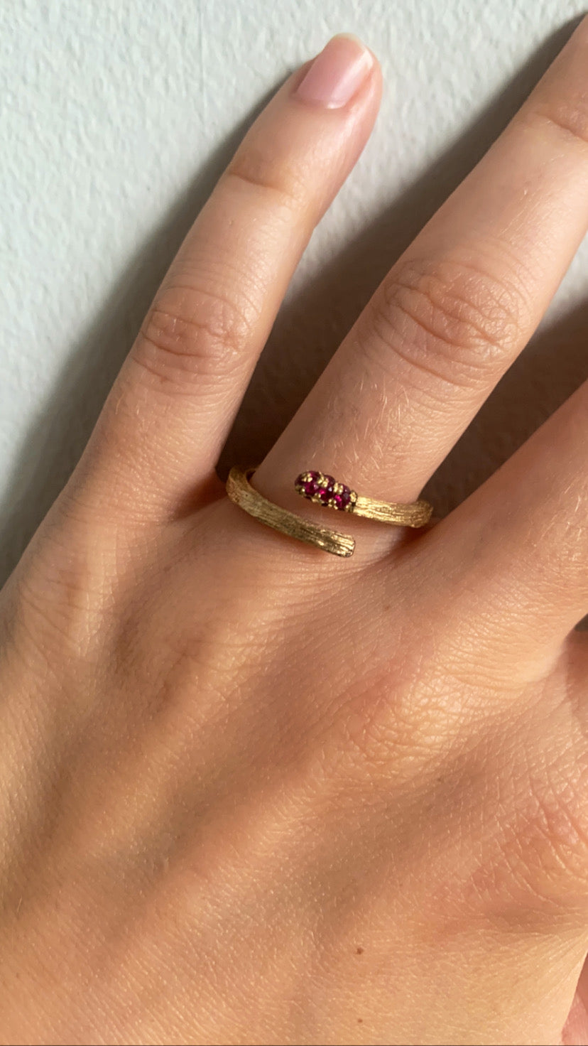 Kaja Erika Jorgensen 18k yellow gold and rubies Luz Matchstick Ring